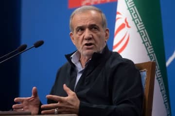 イラン大統領、米国との「問題解決」に前向き　サウジ皇太子と電話会談