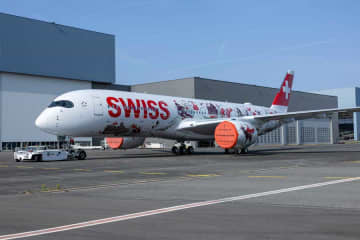 スイス、エアバスA350-900型機初号機を公開　特別ラッピング機「SWISS Wanderlust」