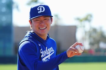 「ちょ、待てぇいww」　山本由伸のボブルヘッドに日本人困惑、短パン＆右手には…「考えた人天才」