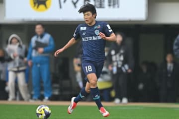 「僕より凄い」小野伸二が満点と絶賛！ 福岡の27歳アタッカーが見せた“ビタ止め”トラップを評価！
