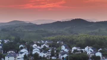 朝日が生み出す絶景を観賞　中国安徽省郎渓県