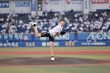 狩野舞子、ZOZOマリンで初始球式「一応ノーバンでいけたので…」