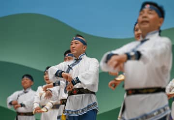 中国重慶市で広場ダンス公演　15チーム約400人が出場