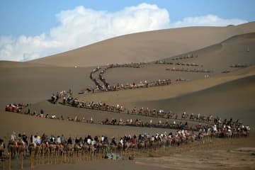 卒業旅行シーズン、敦煌の鳴沙山・月牙泉風景区が大にぎわい