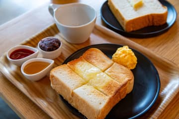 浦安日の出のベーカリーカフェ「LITTLE BY LITTLE」パンとコーヒーの香ばしい香りに包まれる店内、ガラス窓から、青い空と新緑の街並みを眺める日常―