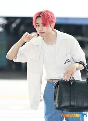【PHOTO】THE BOYZ ソヌ、ファッションショーのためフランスへ出国…赤髪で登場