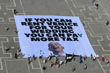ベゾス氏のベネチア豪華挙式、会場変更の情報　反対運動の市民が「勝利」宣言