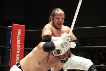 【新日本】葛西純、死闘の末に散るもデスペラードに託した再会の招待状！10年後の再戦を約束「葛西純の全盛期は10年後だ！」