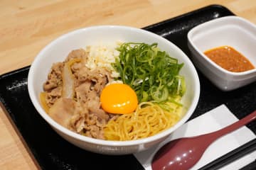 吉野家、初の麺メニュー「牛玉スタミナまぜそば」