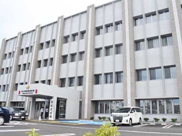 靴脱ぎ、あおむけで大の字…声かけもためらう状態　県道の中央に寝込む男性　未明の埼玉・朝霞　運転中の警備員が発見、カラーコーンで囲み安全を確保　社に戻る途中の行動に称賛　男性はそのまま徒歩で帰宅