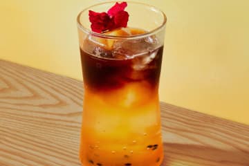 スターバックス リザーブ ロースタリー 東京の夏ドリンク、果実弾けるコーヒー＆ティースパークリング