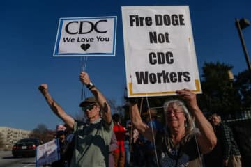 トランプ政権、ＤＯＧＥ主導の連邦職員解雇をひそかに撤回　再雇用に奔走