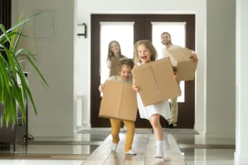 世帯年収1600万円で「7500万円」の住宅ローンを組もうとしています。親に「子どもは1人しか育てられないよ」といわれましたが、この世帯年収なら子ども2人まで余裕ですよね？