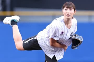 狩野舞子ノーバン投球成功の裏で…ZOZOマリンに降臨した“大物レジェンド”がロッテ選手と記念撮影「元気そうでなにより」