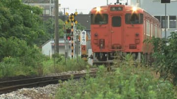 砺波市役所近くのJR城端線で人身事故 男性が死亡、踏切ない線路　6本の列車が運休 180人に影響