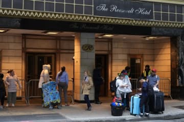 米NY市、ルーズベルトホテル内の移民センターを閉鎖