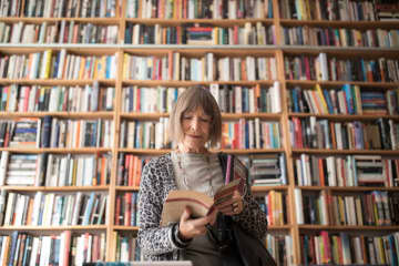 読書は紙からスマホの時代へ　理解を深めるアシストリーダー