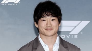 「スーツ姿も格好いい」F1・角田裕毅、おしゃれでルーズなスーツの着こなしに注目集まる