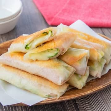 【ズッキーニの最高にうまい食べ方はこれ！】「家族全員ハマった」揚げ焼きで簡単！ズッキーニとベーコンの春巻きレシピ