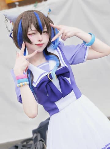 「ポーズとメイクをギャルっぽく」を意識した、『ウマ娘』ダイタクヘリオスのコスプレ