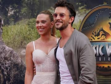 スカーレット・ヨハンソン、レースのドレスで『ジュラシック・ワールド』のプレミアに　ジョナサン・ベイリーとのキスも話題