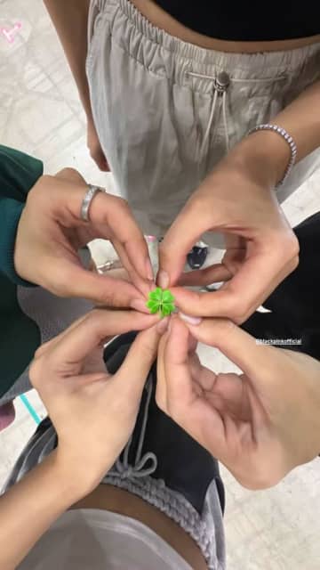 BLACKPINK、ついに完全体で集結！“四つ葉のクローバー”ショットでカムバックを予告