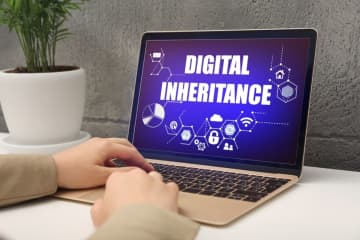 父が亡くなり、ネット銀行に「100万円」…どう手続きする？「相続税」や「引き出し」の注意点も解説