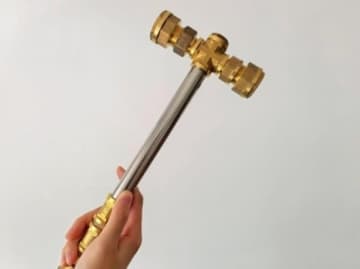金物を組み合わせてフィギュアを作る若者―中国