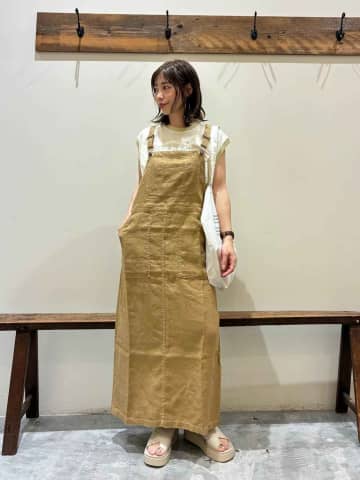 【niko and ...】の“アースカラー”で垢抜け！ 40代おしゃれ店員さんに学ぶ♡「夏コーデ」