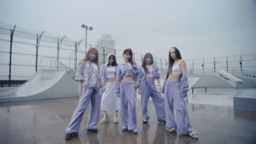 LE SSERAFIM、雨の中で爽やかに踊る 新曲「DIFFERENT」PERFORMANCE FILM公開