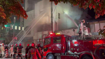 4階建ての店舗兼住宅で火事　焼け跡から男性2人の遺体　70代の女性救出　埼玉・小川町