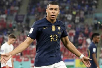 ｢イケメンです｣フランス代表エムバペ弟、“ミッキーと肩組み”パリディズニー満喫ショット公開｢日に日にお兄さんのようにハンサムに…｣の声