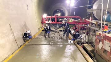 飛島建設ら／新幹線トンネルの路盤鉄筋コンクリ施工を機械化、作業員数３分の１に