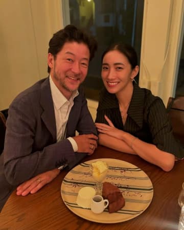 「『痛って〜〜〜!!』って」浅野忠信の18歳年下モデル妻、“テープだらけの顔面”でダウンタイム報告　韓国で美容施術