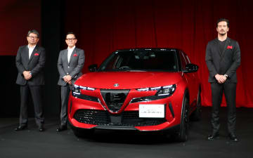 アルファ ロメオ、新型「ジュニア」発表会 「新時代の“アルフィスタ”のために作った挑戦的なモデル」と黒川進一事業部長