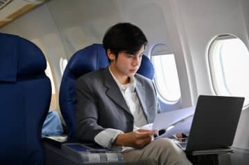 移動の時間、景色を楽しむ or タイパ重視で車内でも仕事や読書―年収が高い人が選ぶのはどちらか？