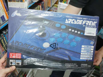 Switch 2やレトロゲーム機など18機種に対応した「アーケードフリーク」が発売、液晶画面やWi-Fi機能も搭載