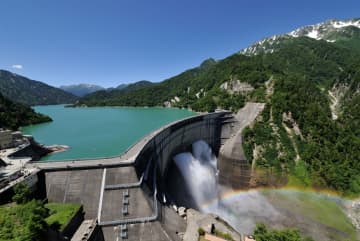立山黒部アルペンルート「黒部ダム」で観光放水が開始。夏の絶景と水出しコーヒー味わえる「ひんやりグルメフェア」も