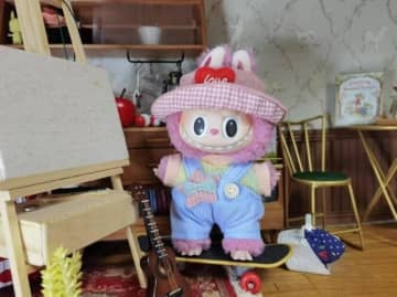 中国の人気キャラグッズ「LABUBU」の着せ替え用の服が新たなトレンドに