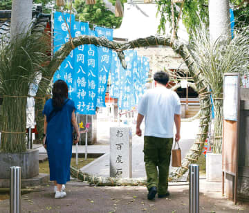 ハート形の茅の輪が話題に…埼玉・白岡の神社が設置、SNS映えするスポットとして定着　「夏越の大祓い」の29日まで　これから夏本番、元気に過ごせるようぜひ