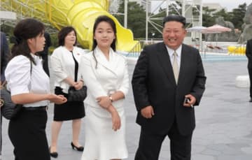 金正恩の娘「３５０万円のカルティエ腕時計」着け登場
