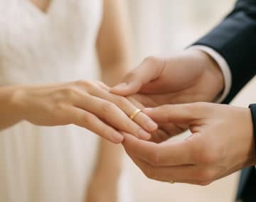 夫が"指輪なくした"と平然と言った1週間後、私はベッド下で"本当の答え"を見つけた【短編小説】