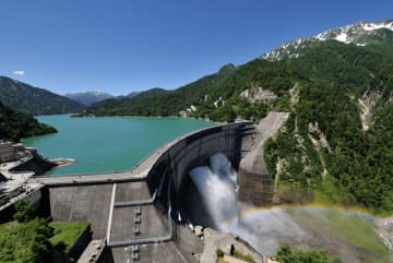 高さ186mから豪快な水しぶき　黒部ダムで観光放水が開始