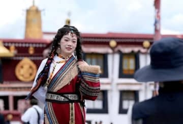チベット旅行、ラサで伝統衣装姿での写真撮影が人気に―中国