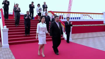 金正恩総書記“夫人の姿”公開は1年半ぶりか…北朝鮮の海岸沿いに“大規模リゾート地完成”で李雪主夫人や娘と共に式典参加