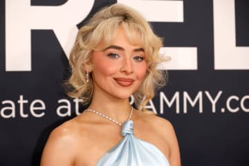 サブリナ・カーペンター、ニューAL『マンズ・ベスト・フレンド』の“神に承認された”代替カバーを公開