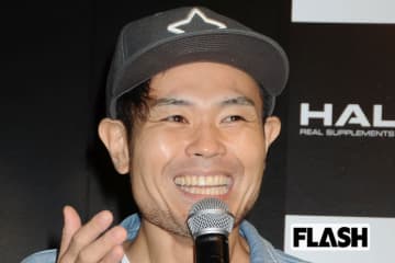 腕が“ぱっくり”人気お笑い芸人のグロすぎる投稿にファン動揺…映画監督として磨く“技術”とは