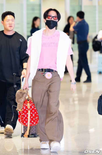 【PHOTO】BTSのJ-HOPE、ファッションウィークを終えてフランスから帰国