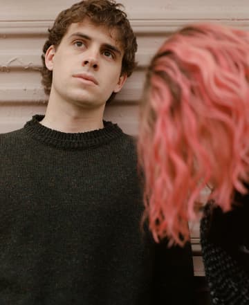 ロイエル・オーティス、8/22(金)リリース新作アルバムから新曲「car」のミュージック・ビデオを公開