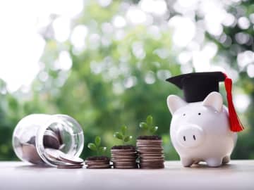 「学費400万円」の私立大学に進学したいけど、奨学金の“保証人”になってくれる人がいない！「機関保証」なら借りられると聞きましたが、どんなメリットがありますか？ ほかの「奨学金・支援制度」と併用が可能かも解説